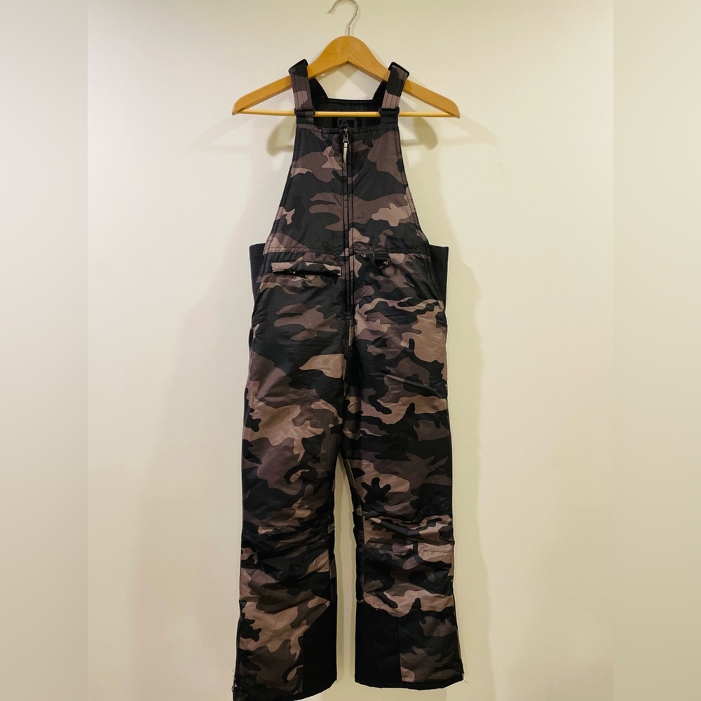 Kids 10/12 snow pants. Hardly ever worn. Grey and black camouflage.